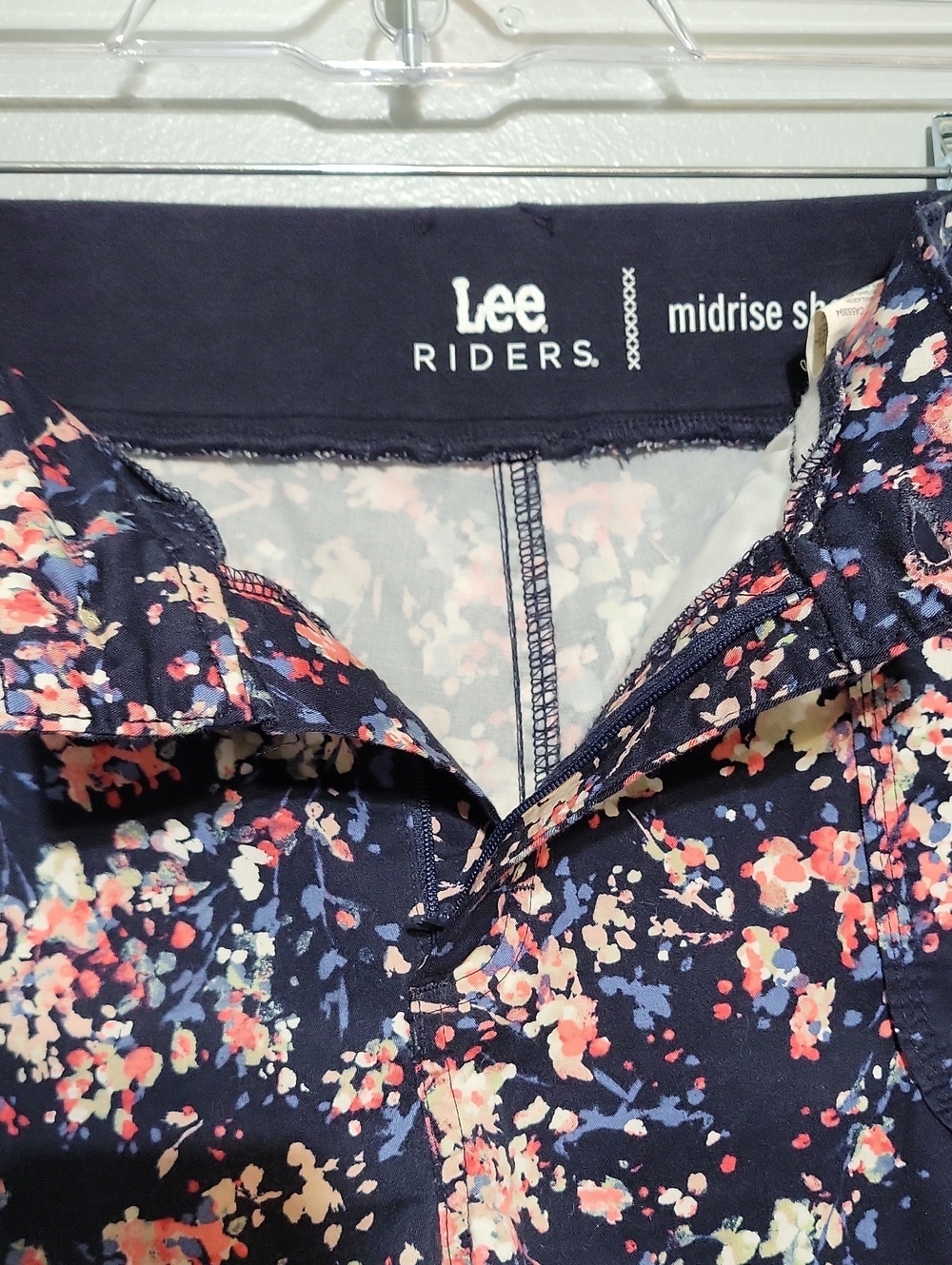 Lee Riders Women's Navy Floral Midrise Stretchy Flat Front Shorts Sz 16M - Picture 3 of 12